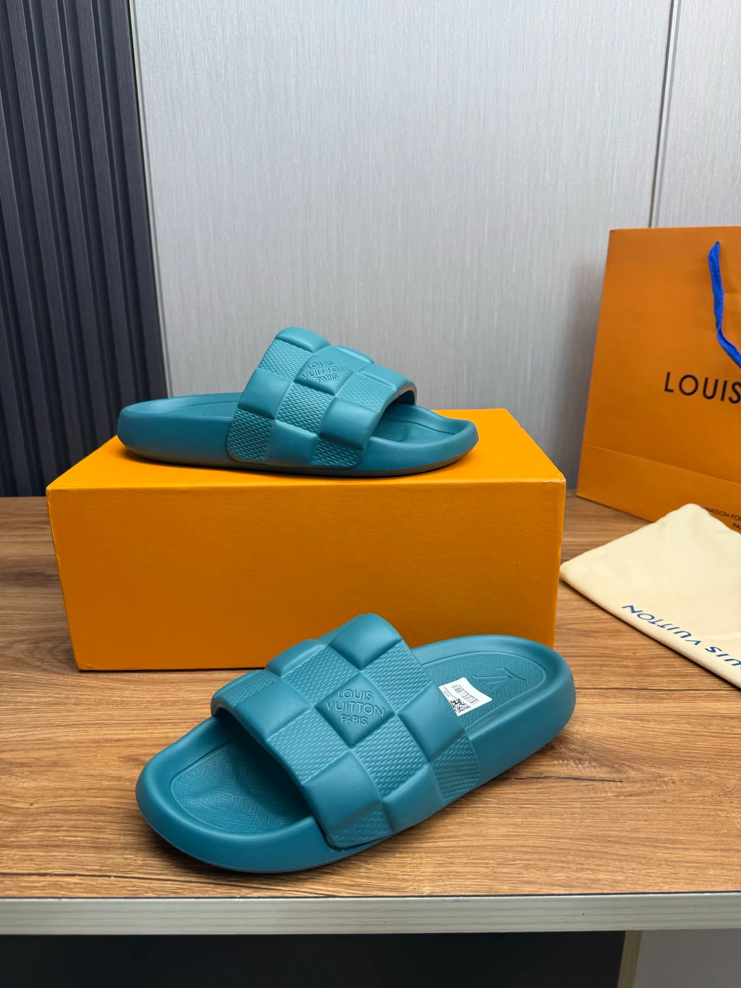 Men's shoes 💰260💰 ▪️LV's popular Little Red Book popular slippers hot sale: 1 shipment✅ Super textured and comfortable slippers, original TPU outsole. Authentic counter box drawer box packaging 🎁Size 38-45